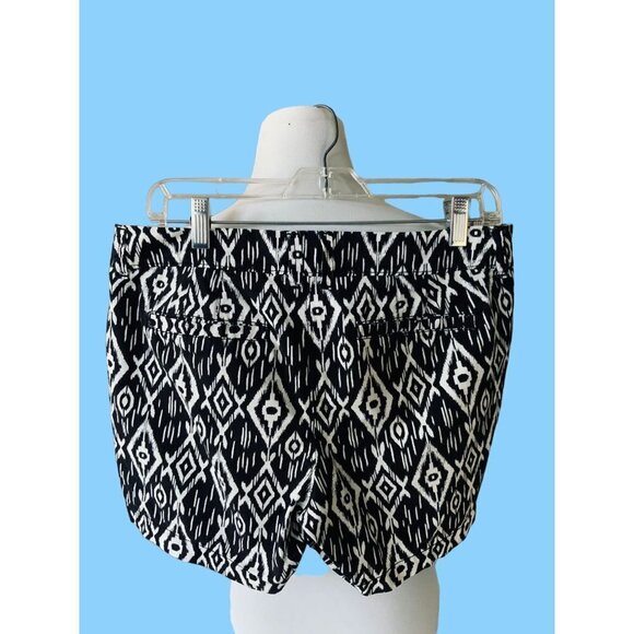 OLD NAVY LADIES BLACK WHITE GEOMETRIC POCKETED SHORT SHORTS EUC 6 - Picture 5 of 10